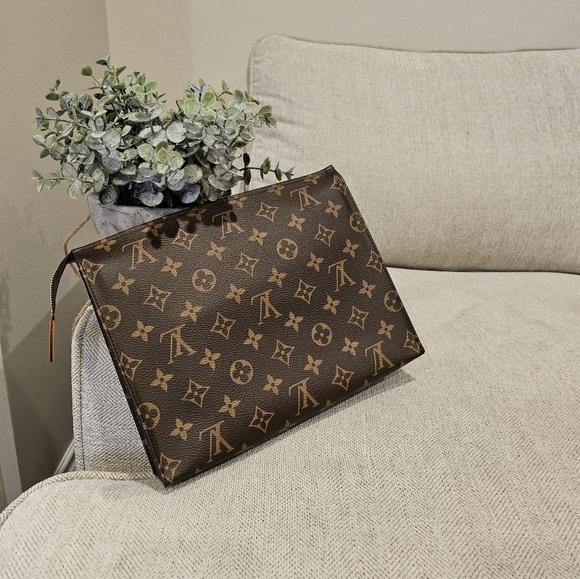 Almost New Louis Vuitton Toiletry Bag 26 - Picture 2 of 15